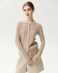 Cardigan aus 100 % Kaschmir mit Zopfmuster und Herzknöpfen