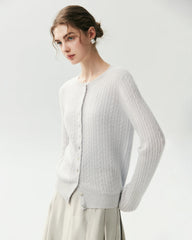 Cardigan aus 100 % Kaschmir mit Zopfmuster und Herzknöpfen