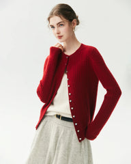 Cardigan aus 100 % Kaschmir mit Zopfmuster und Herzknöpfen