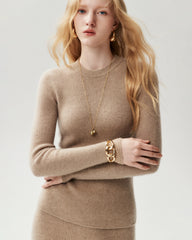 Figurnahes Stricktop aus 100 % Kaschmir mit Rundhalsausschnitt