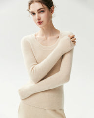 Figurnaher Pullover aus 100 % Kaschmir mit weitem Rundhalsausschnitt