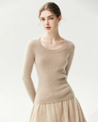 Figurnaher Pullover aus 100 % Kaschmir mit weitem Rundhalsausschnitt