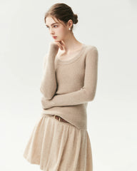 Figurnaher Pullover aus 100 % Kaschmir mit weitem Rundhalsausschnitt