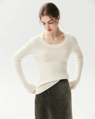 Figurnaher Pullover aus 100 % Kaschmir mit weitem Rundhalsausschnitt