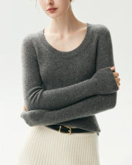 Figurnaher Pullover aus 100 % Kaschmir mit weitem Rundhalsausschnitt