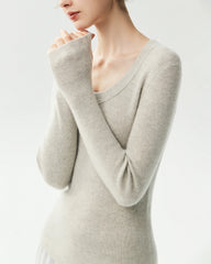 Figurnaher Pullover aus 100 % Kaschmir mit weitem Rundhalsausschnitt