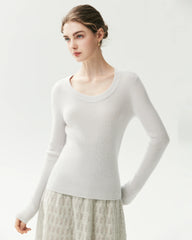 Figurnaher Pullover aus 100 % Kaschmir mit weitem Rundhalsausschnitt