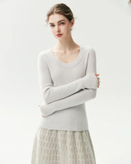 Figurnaher Pullover aus 100 % Kaschmir mit weitem Rundhalsausschnitt