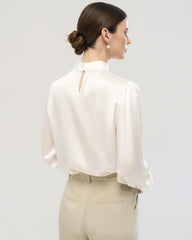 Seidenbluse aus 19 Momme mit handgefertigtem Rosendetail