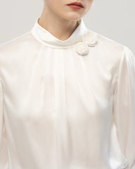 Seidenbluse aus 19 Momme mit handgefertigtem Rosendetail