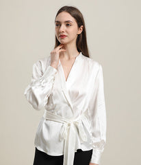 V-Ausschnitt Seidenbluse mit Gürtel