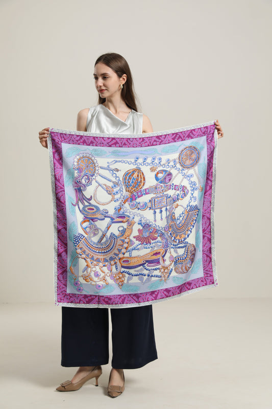 Seidenschal in violett Farbe mit mehreren Elementen