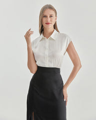 Seidenkleid mit weißem Hemd und schwarzem Rock