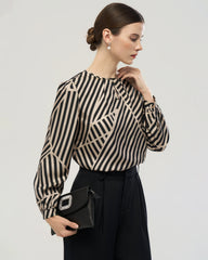 Seidenbluse mit abstraktem Streifenmuster und plissiertem Kragen