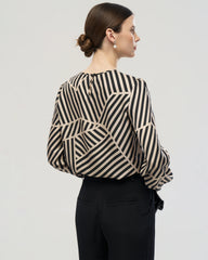 Seidenbluse mit abstraktem Streifenmuster und plissiertem Kragen