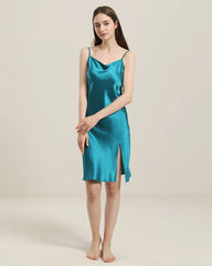 Rückenloses glattes Seidenkleid mit Cowl-Kragen