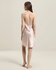 Rückenloses glattes Seidenkleid mit Cowl-Kragen