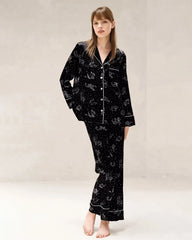 Schwarzes Seidenpyjama-Set mit Tierkreis-Print und langen Ärmeln