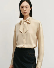 Seidenbluse mit Schleife und langen Ärmeln