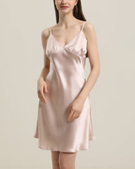 Formschönes Seiden-Nachtkleid
