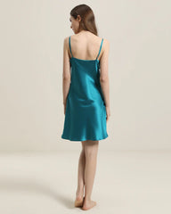 Formschönes Seiden-Nachtkleid