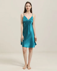 Formschönes Seiden-Nachtkleid