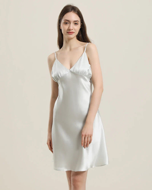 Formschönes Seiden-Nachtkleid