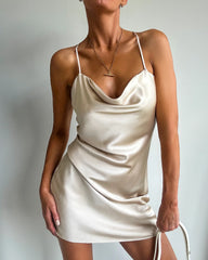 Rückenkreuzendes Seidenkleid mit Kragen in Cowl-Design
