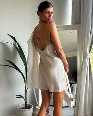 Rückenkreuzendes Seidenkleid mit Kragen in Cowl-Design