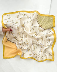 Zarter Seiden-Schal mit Blumenmuster