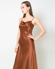 Elegantes Seidenkleid, leichter Cowl-Kragen