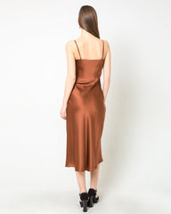 Elegantes Seidenkleid, leichter Cowl-Kragen