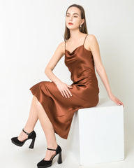 Elegantes Seidenkleid, leichter Cowl-Kragen