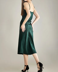 Elegantes Seidenkleid, leichter Cowl-Kragen