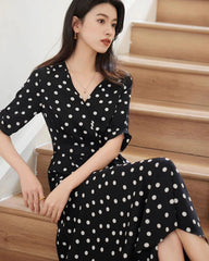 Ausgestelltes Seidenkleid mit Polka-Dots