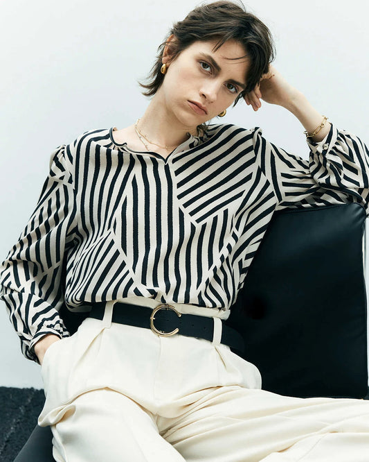Seidenbluse mit geometrischen Streifen