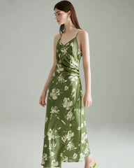 Grünes Seidenkleid mit Blumenmuster
