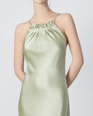 Langes Seidenkleid mit Halsbändern