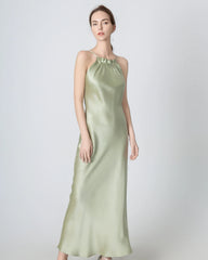 Langes Seidenkleid mit Halsbändern