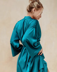 Knielange Seidenrobe