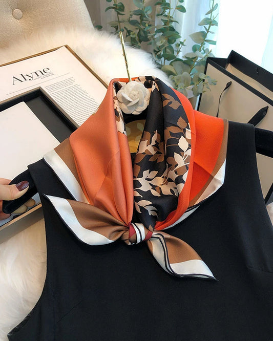 Geometrischer Seidenschal mit Blattschatten