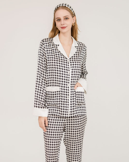 Seiden-Schlafanzüge mit Houndstooth-Muster und Swarovski-Knöpfen
