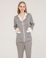 Seiden-Schlafanzüge mit Houndstooth-Muster und Swarovski-Knöpfen