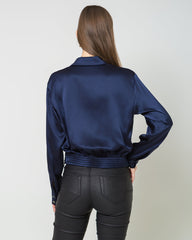 Luxuriöse Seidenbluse mit unregelmäßiger Ausschnittform und Falten