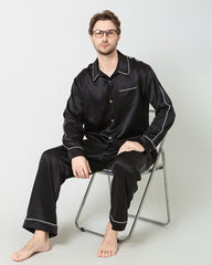 Seiden-Pyjamas für Männer mit kontrastierenden Fütterungen