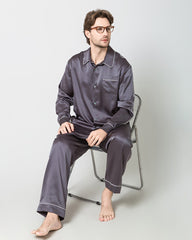 Seiden-Pyjamas für Männer mit kontrastierenden Fütterungen
