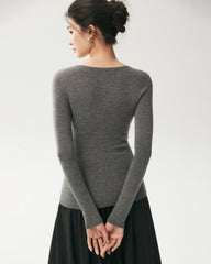 Pullover aus 100 % Merinowolle mit weitem Ausschnitt