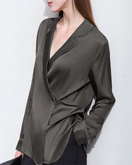 Minimalistische Seidenbluse mit V-Ausschnitt und langen Ärmeln