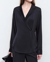 Minimalistische Seidenbluse mit V-Ausschnitt und langen Ärmeln