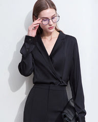 Minimalistische Seidenbluse mit V-Ausschnitt und langen Ärmeln